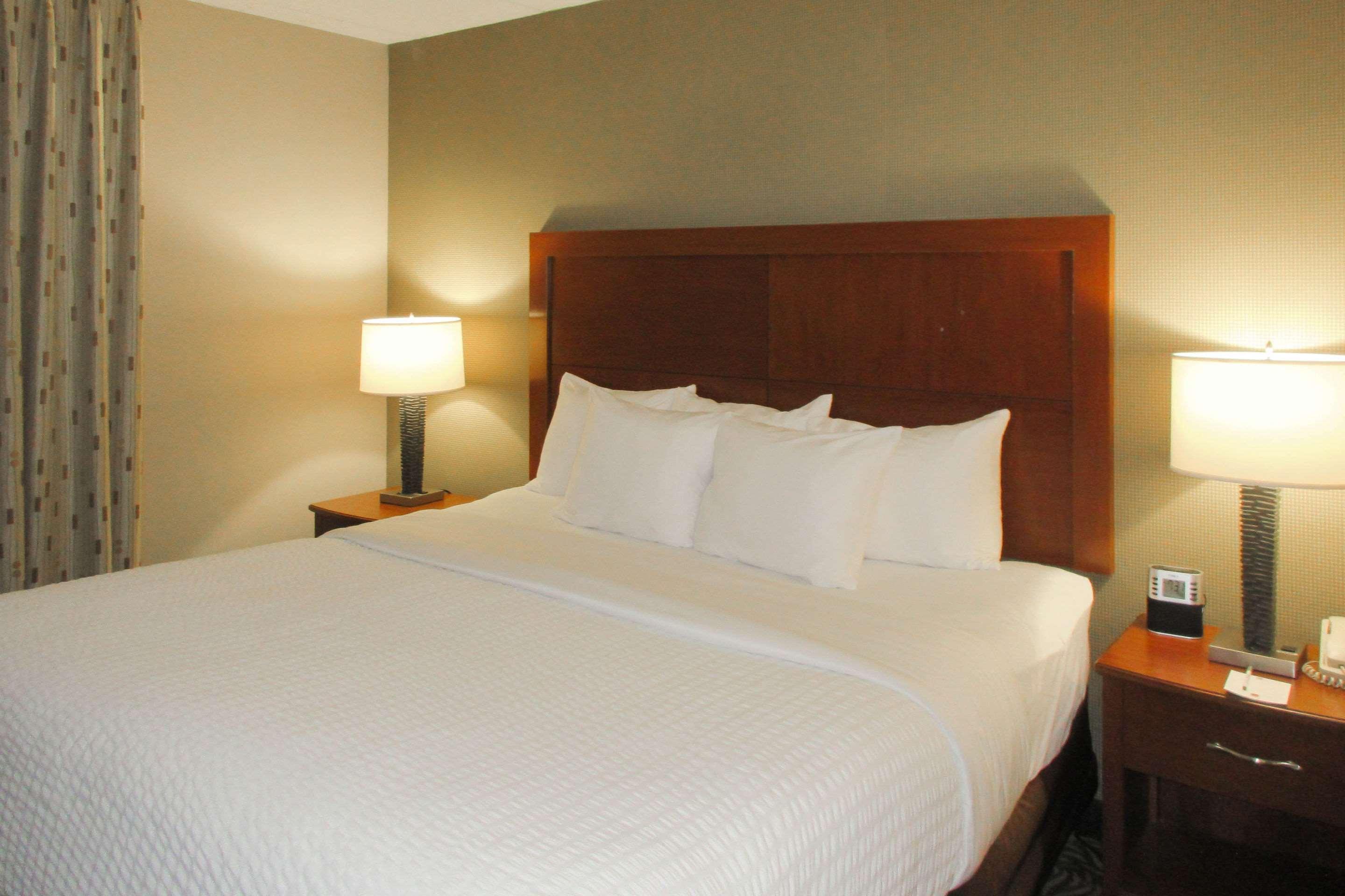 Clarion Inn & Suites - University Area Cortland Zewnętrze zdjęcie