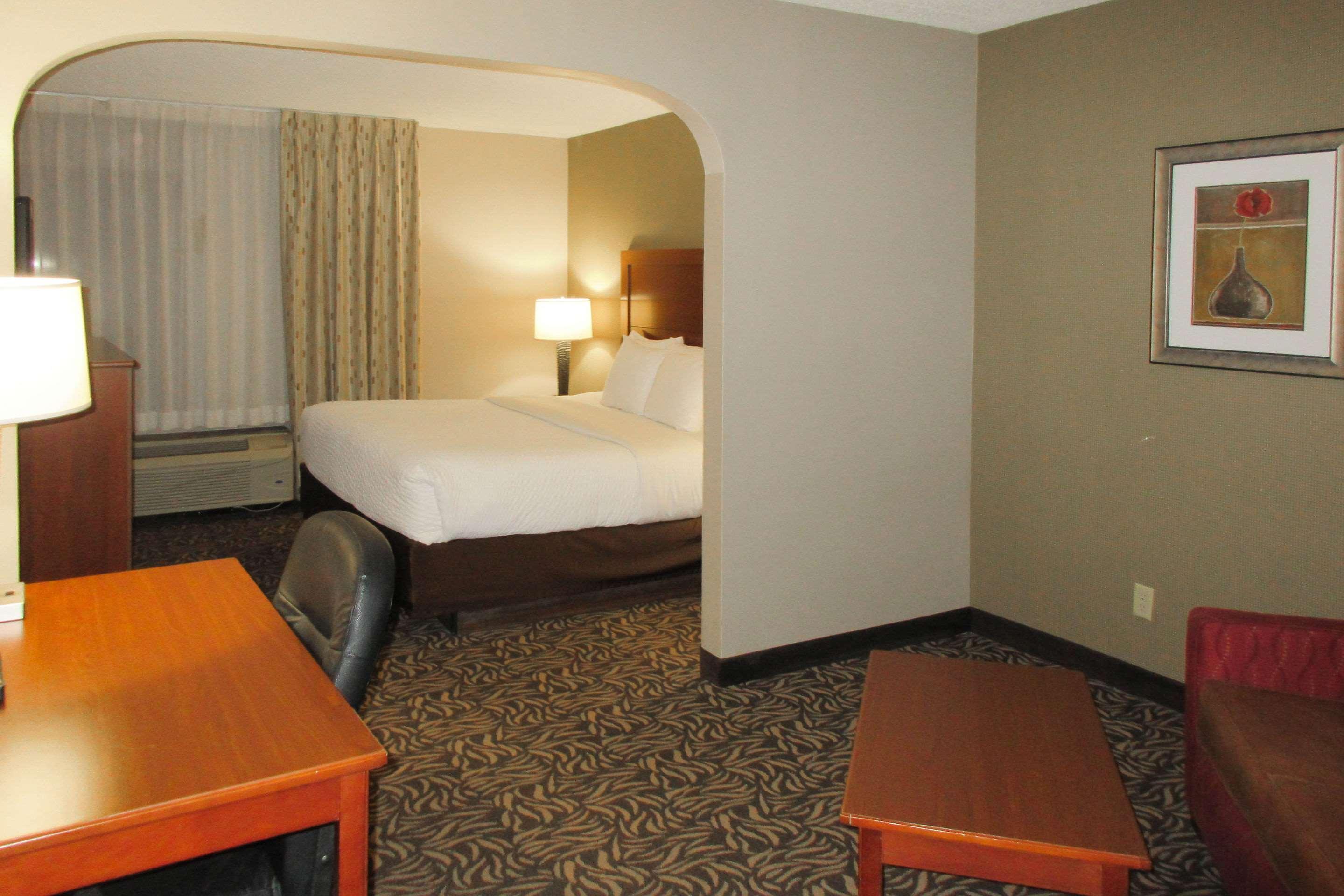Clarion Inn & Suites - University Area Cortland Zewnętrze zdjęcie