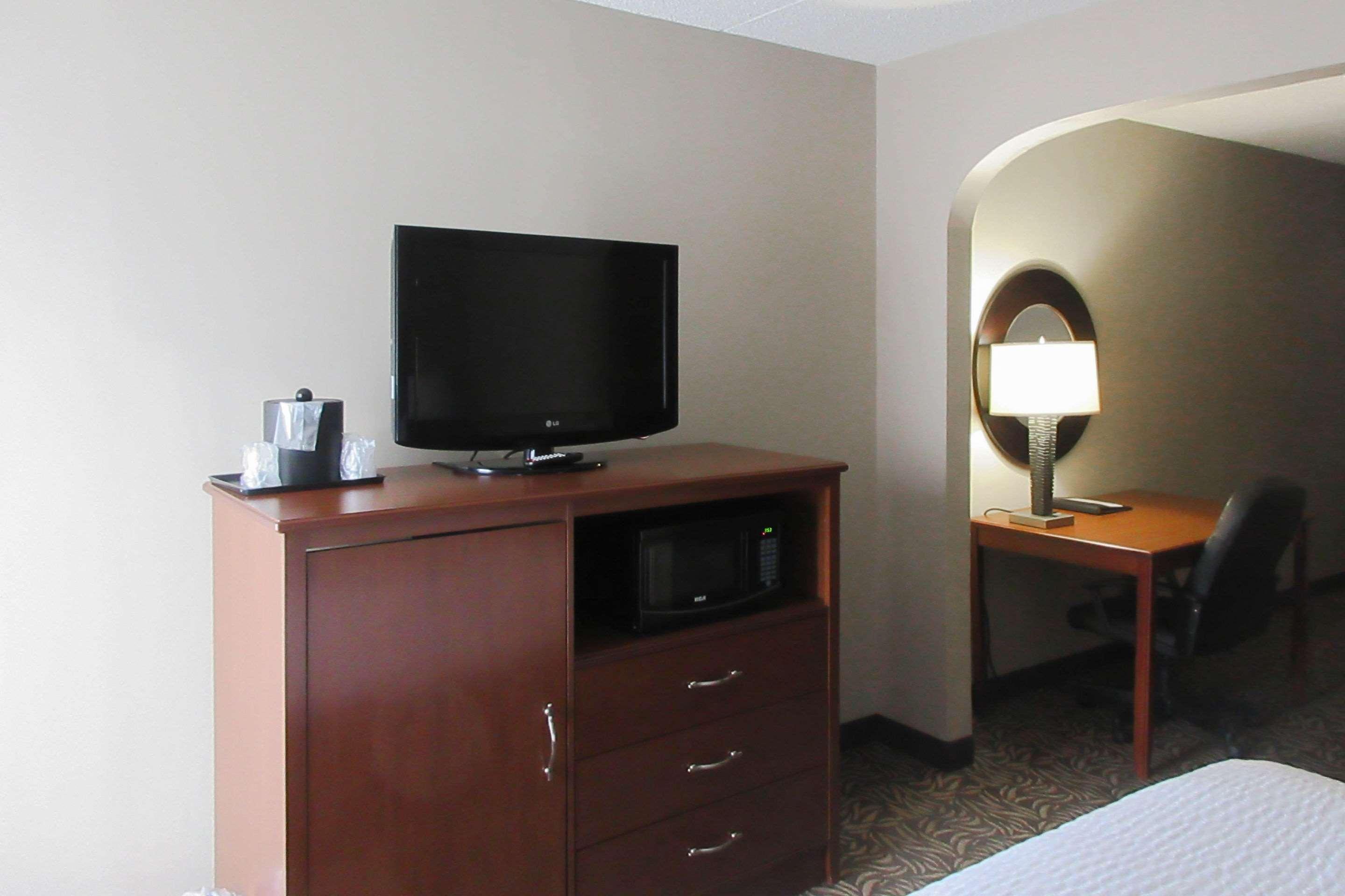 Clarion Inn & Suites - University Area Cortland Zewnętrze zdjęcie