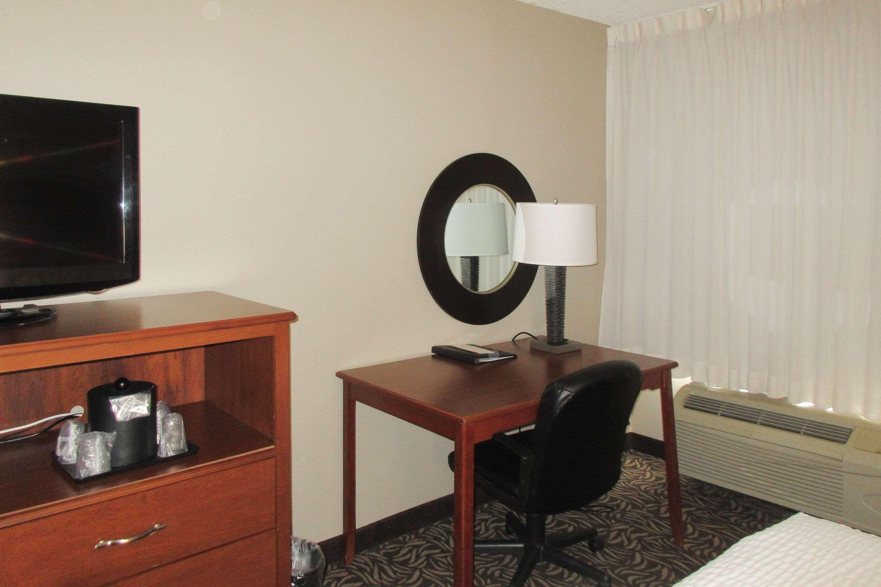 Clarion Inn & Suites - University Area Cortland Zewnętrze zdjęcie