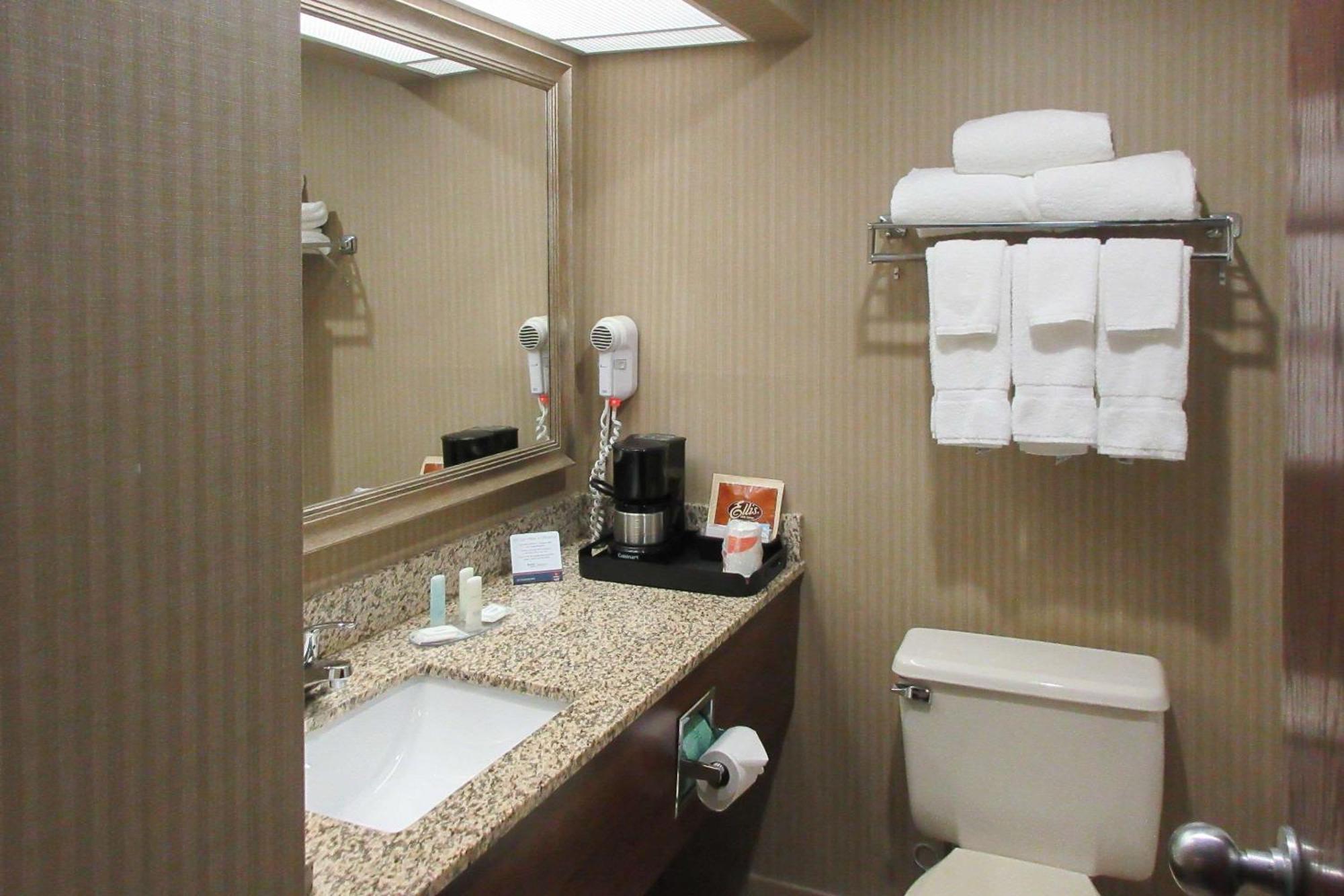 Clarion Inn & Suites - University Area Cortland Zewnętrze zdjęcie